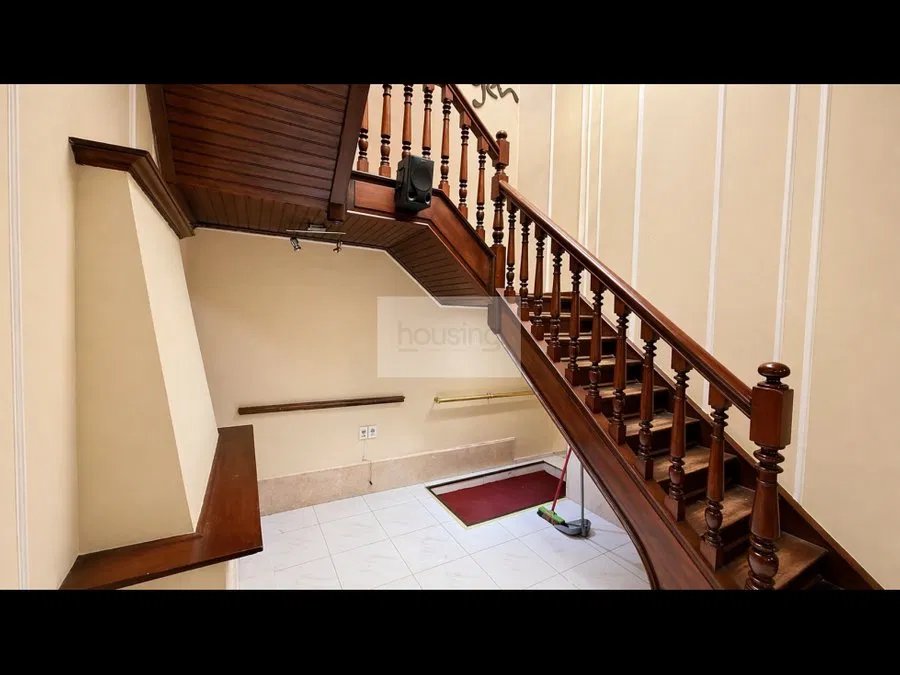 Hall estufa escalera PB