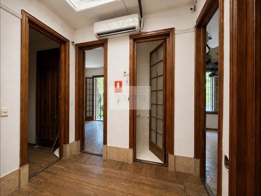 Hall PA con puertas a habitaciones